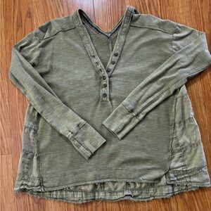 ANTHROPOLOGIE PILCRO - OLIVE GREEN LONG SLEEVE T-SHIRT with BACK PATCHWORK PANEL